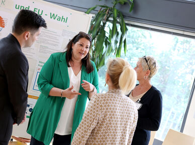 Vizebürgermeisterin und Wohnbaustadträtin Kathrin Gaál besucht das neue Format „Demokratie-Café“ im Grätzl-Zentrum