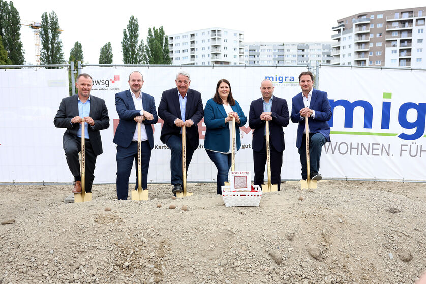 v.l.n.r.: Martin Kaftan (STRABAG), Smajo Pasalic (MIGRA), Ernst Nevrivy (Bezirksvorsteher Donaustadt), Kathrin Gaál (Vizebürgermeisterin und Wohnbaustadträtin), Alfred Petritz (MIGRA) Mathias Moser (BWSG)