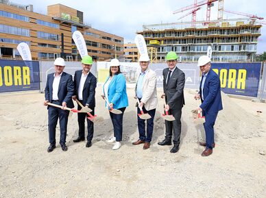 (v.l.n.r.) Paul Steurer (WIGEBA), Gregor Puscher (wohnfonds_wien), Kathrin Gaál (Vizebürgermeisterin und Wohnbaustadträtin), Erich Hohenberger (Bezirksvorsteher Landstraße), Hans-Peter Weiss (ARE), Johannes Pritz (Wiener Wohnen) beim Spatenstich zum Gemeindebau NEU im „Village im Dritten“.