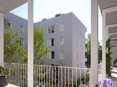 Visualisierung eines Innenhofs einer neuen Wohnhausanlage, Blick von einer Pawlatschen aus. Weiße Wände, begrünter Hof.