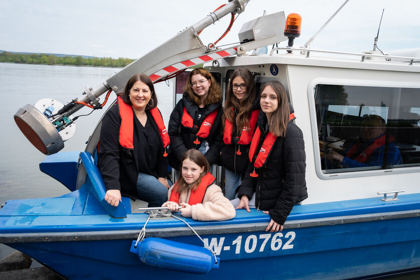 Im vergangenen Jahr war Töchtertag-Initiatorin und Vizebürgermeisterin und Frauenstadträtin Kathrin Gaál zu Besuch bei der viadonau – Österreichische Wasserstraßen-Gesellschaft mbH und fuhr gemeinsam mit den teilnehmenden Mädchen mit dem Vermessungsboot auf der Donau.