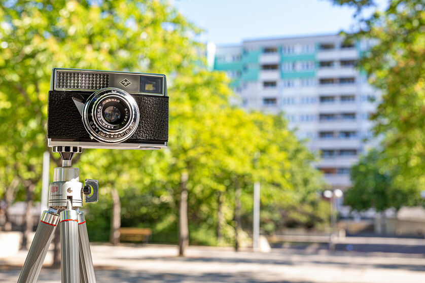 Kamera auf Stativ vor Gemeindebau
