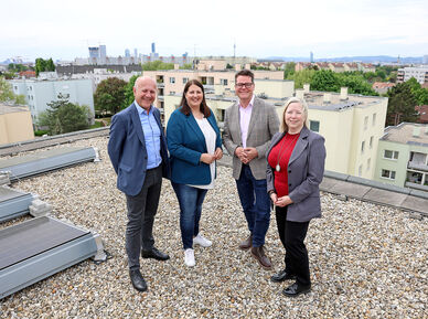 Ernst Bach (Sozialbau AG), Vizebürgermeisterin & Wohnbaustadträtin Kathrin Gaál, Klimastadtrat Jürgen Czernohorszky, Andrea Washietl (SOZIALBAU AG) (v.l.n.r.) überzeugen sich vor Ort davon, dass die Dachflächen des sozialen Wohnbaus immer mehr für die Energiegewinnung genützt werden.