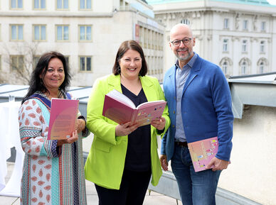 wohnpartner-Bereichsleiterin Claudia Huemer, Vizebürgermeisterin und Wohnbaustadträtin Kathrin Gaál und Wohnservice Wien-Geschäftsführer Josef Cser bei der Präsentation des neuen wohnpartner-Buchs „Auf gute Nachbarschaft“