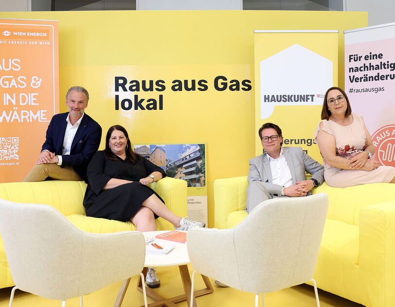 (v.l.n.r.): Baudirektor Bernhard Jarolim, Vizebürgermeisterin Kathrin Gaál, Klimastadtrat Jürgen Czernohorszky, Bezirksvorsteher Stellvertreterin Julia Lessacher. Gaál und Czernohorszky sitzen jeweils auf einer gelben Ledercouch, auf deren Rückenlehnen Jarolim und Lessacher sitzen. Jarolim trägt eine helle Hose, weißes Hemd und einen dunkelblauen Blazer, Gaál ein schwarzes Kleid, Czernohorszky einen hellgrauen Anzug mit weißem Hemd, Lessacher ein beiges Kleid.